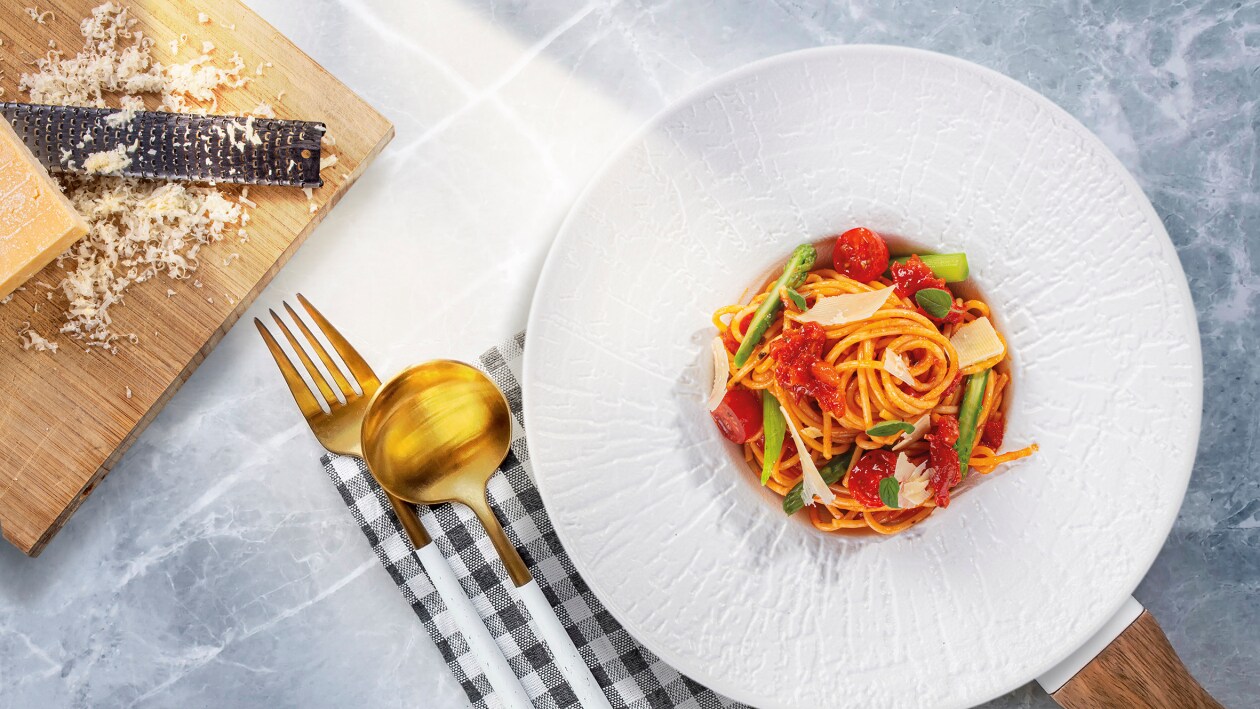 Spaghetti / czerwone pesto / szparagi